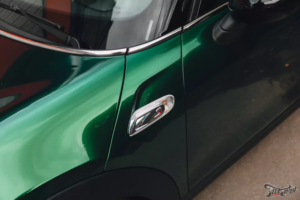 Оклеили Mini Cooper цветным полиуретаном, заменили хромированные детали, окрасили диски и суппорта, выполнили комплекс детейлинг-услуг и техническое обслуживание